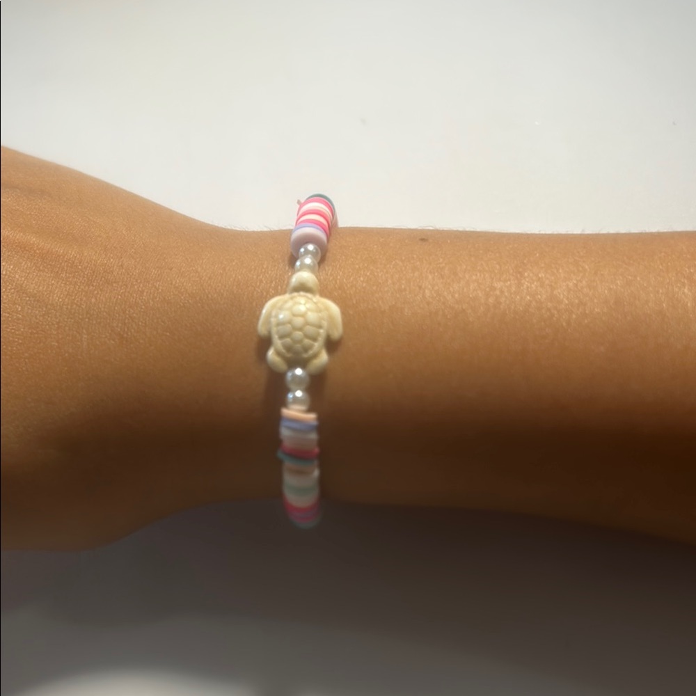 Turtle Charm Beaded Bracelet - Cream and Pink